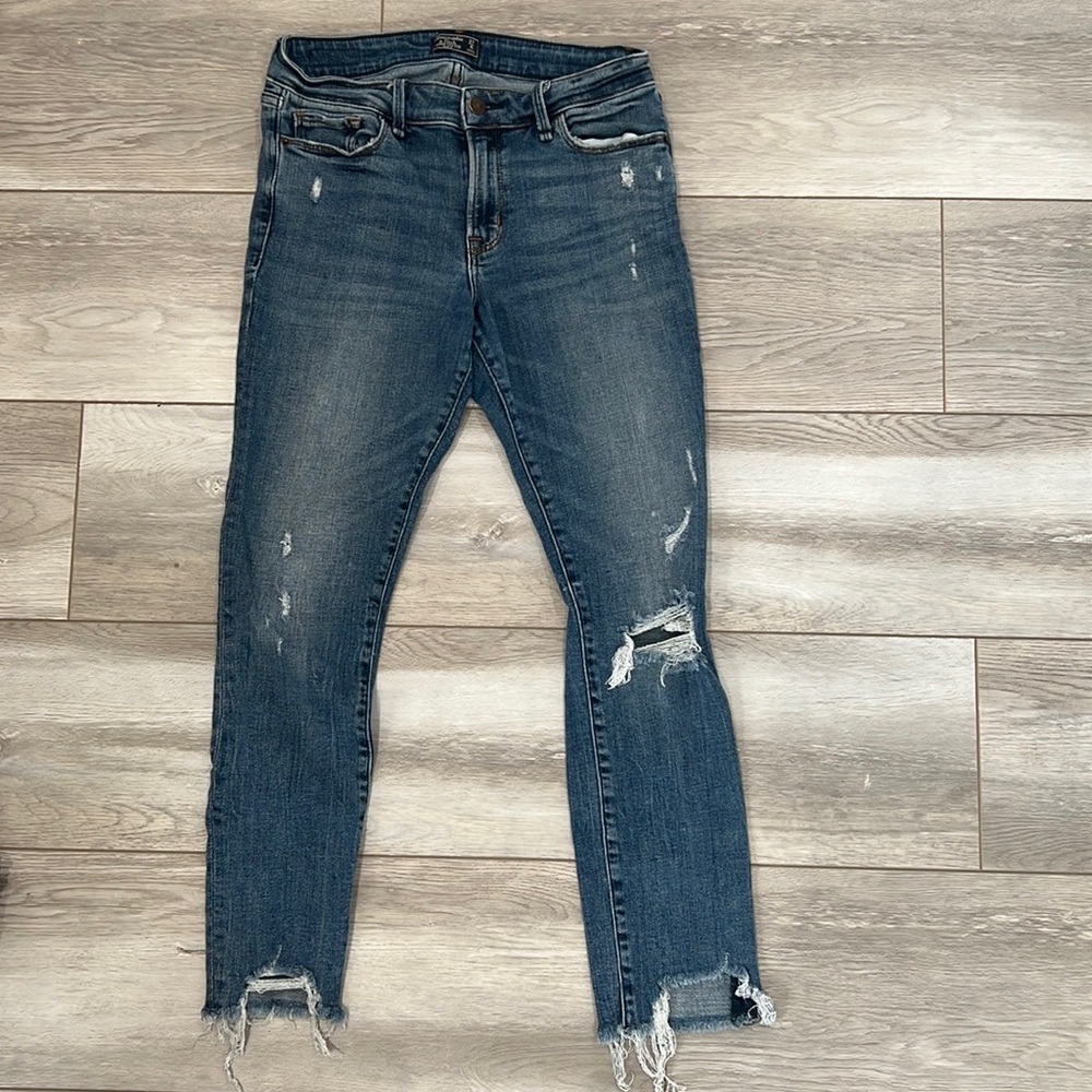 Size 4 Harper low rise ankle by Abercrombie and Fitch.